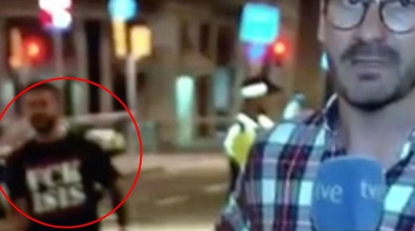 Εισέβαλε σε live μετάδοση για το μακελειό στη Βαρκελώνη, φορώντας μπλουζάκι «FCK ISIS» (εικόνες & βίντεο)